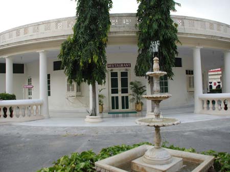 A Garden Hotel Restaurant